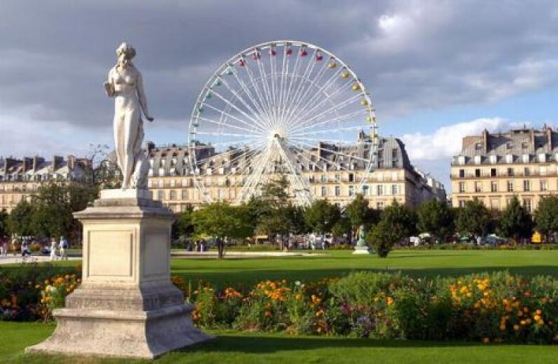 Hotel & Residence Lion d'Or Louvre, the Jardin des Tuillerie with its attractions and its various stands