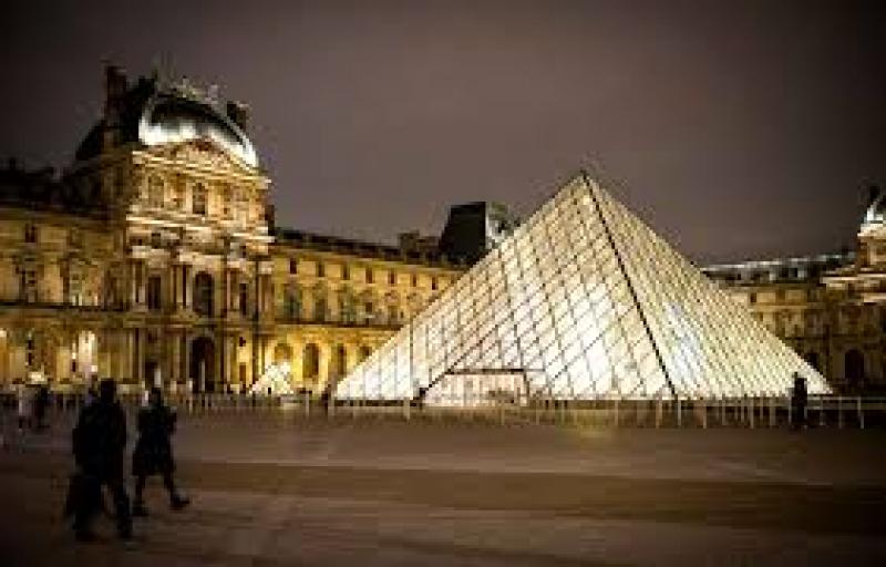 La pyramide du Louvre fête ses 30 ans
